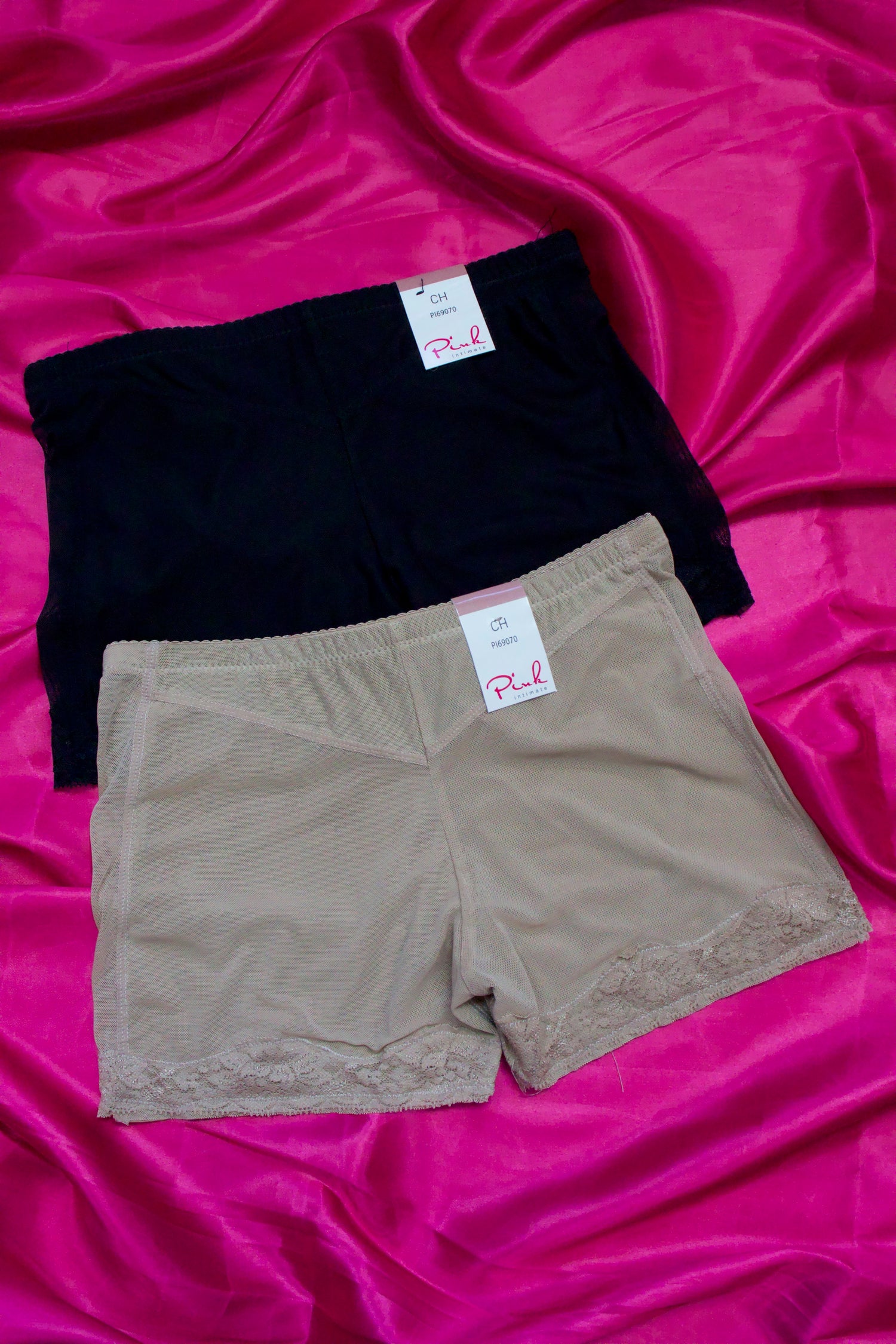 SHORT CON ORIFICIOS LEVANTA GLÚTEOS PI69070